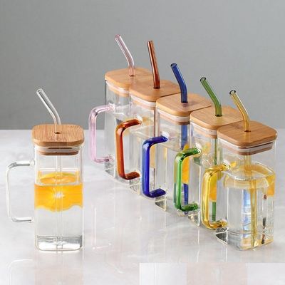 400ml τετραγωνικό χρώμα χειριστή γυάλινο φλιτζάνι με κάλυμμα από μπαμπού και άχυρο γεμάτο στο σπίτι