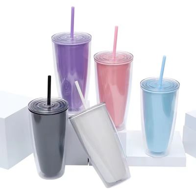 Εφαρμόζεται σε ενήλικες 24oz BPA δωρεάν διπλό τοίχωμα πλαστικό tumbler με άχυρο και κάλυμμα