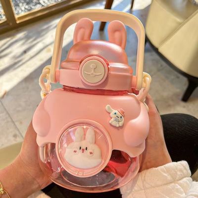 Περιβαλλοντικά φιλικά παιδιά 1150ml Μεγάλη χωρητικότητα Γλυκό φλυτζάνι από άχυρο Απαλλαγμένο από BPA Φορητό Κουμπί Κουνέλι Πίνοντας πλαστικό μπουκάλι νερού