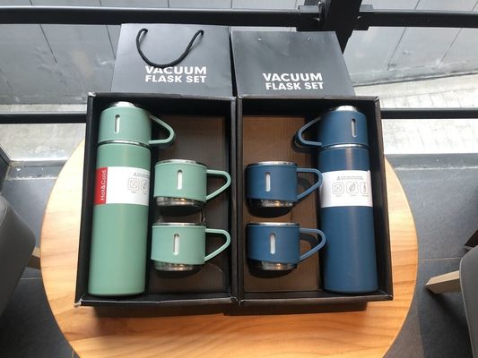 500 ml διπλό τοίχωμα φορητό μπουκάλι από ανοξείδωτο χάλυβα με δύο φλιτζάνια καφέ