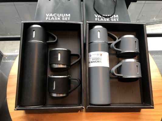500 ml διπλό τοίχωμα φορητό μπουκάλι από ανοξείδωτο χάλυβα με δύο φλιτζάνια καφέ
