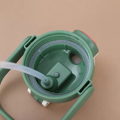 Σχεδιασμός κινουμένων σχεδίων 800ml Μεγάλη Κούπα με κοιλιά Απομονωμένο Παιδί Γλυκά Φιαλίδια Βακούμι Θερμό με άχυρο