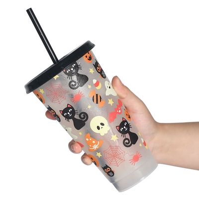 Διαθέσιμο χρωματιστό φλιτζάνι 16-24oz επαναχρησιμοποιήσιμο πλαστικό φλιτζάνι με αξεσουάρ