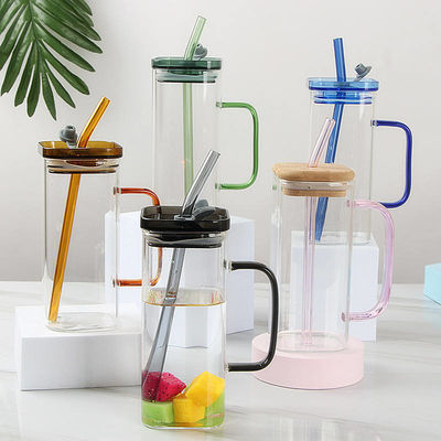 400ml τετραγωνικό χρώμα χειριστή γυάλινο φλιτζάνι με κάλυμμα από μπαμπού και άχυρο γεμάτο στο σπίτι