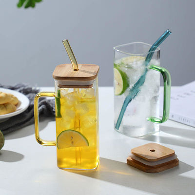 400ml τετραγωνικό χρώμα χειριστή γυάλινο φλιτζάνι με κάλυμμα από μπαμπού και άχυρο γεμάτο στο σπίτι