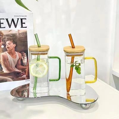 400ml τετραγωνικό χρώμα χειριστή γυάλινο φλιτζάνι με κάλυμμα από μπαμπού και άχυρο γεμάτο στο σπίτι