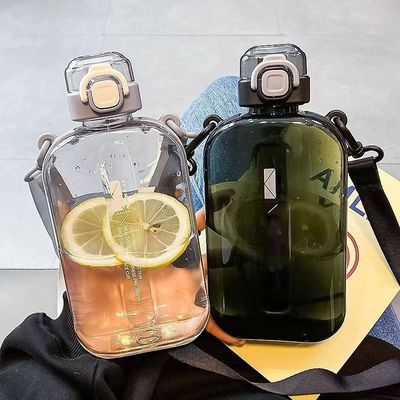 Πλαστικό μπουκάλι νερού 750 ml με άχυρο που πρέπει να έχετε για εξωτερική άσκηση και γυμναστική