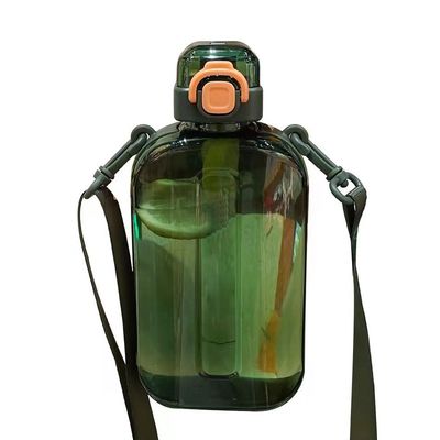 Πλαστικό μπουκάλι νερού 750 ml με άχυρο που πρέπει να έχετε για εξωτερική άσκηση και γυμναστική