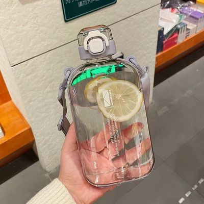 Πλαστικό μπουκάλι νερού 750 ml με άχυρο που πρέπει να έχετε για εξωτερική άσκηση και γυμναστική