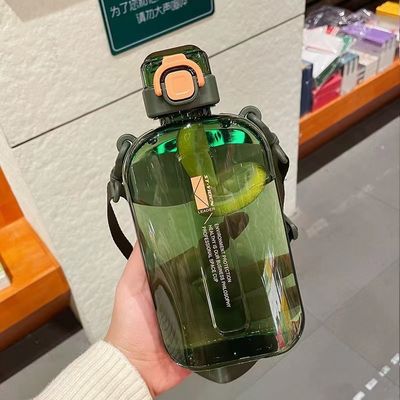Πλαστικό μπουκάλι νερού 750 ml με άχυρο που πρέπει να έχετε για εξωτερική άσκηση και γυμναστική