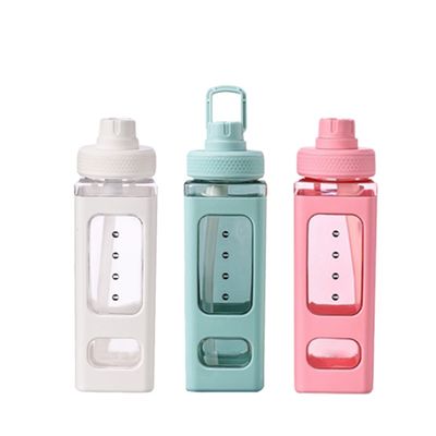 Τετράγωνο 700 ml πλαστικό μπουκάλι νερού Εξοπλισμένο με αντι-διάβρωση επίστρωση και άχυρο