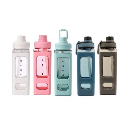 Τετράγωνο 700 ml πλαστικό μπουκάλι νερού Εξοπλισμένο με αντι-διάβρωση επίστρωση και άχυρο