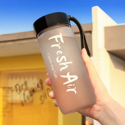 Μινιμαλιστικό στυλ σχεδιασμού 600Ml φορητό πλαστικό φλιτζάνι Custom Logo αποδεκτό για εξωτερικό