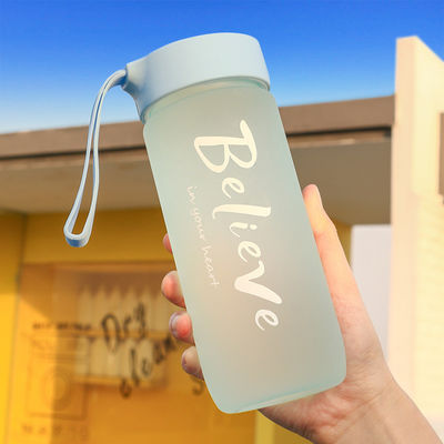 Μινιμαλιστικό στυλ σχεδιασμού 600Ml φορητό πλαστικό φλιτζάνι Custom Logo αποδεκτό για εξωτερικό