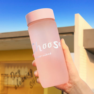 Μινιμαλιστικό στυλ σχεδιασμού 600Ml φορητό πλαστικό φλιτζάνι Custom Logo αποδεκτό για εξωτερικό