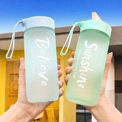 Μινιμαλιστικό στυλ σχεδιασμού 600Ml φορητό πλαστικό φλιτζάνι Custom Logo αποδεκτό για εξωτερικό