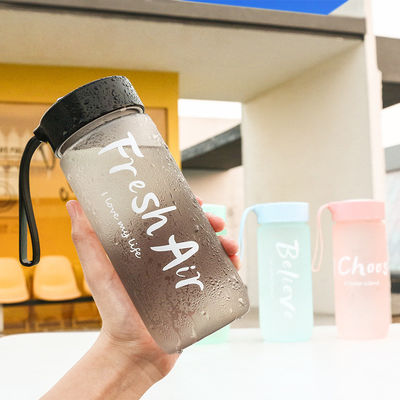 Μινιμαλιστικό στυλ σχεδιασμού 600Ml φορητό πλαστικό φλιτζάνι Custom Logo αποδεκτό για εξωτερικό