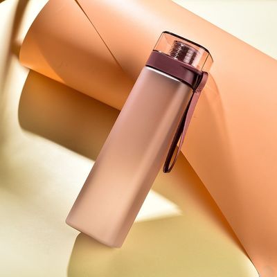 Αθλήματα εξωτερικού Μεταφορτωτό 550ml 700ml PC πλαστικό τετραγωνικό μπουκάλι νερού με σχοινί χειριστή