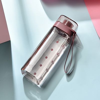 Αθλήματα εξωτερικού Μεταφορτωτό 550ml 700ml PC πλαστικό τετραγωνικό μπουκάλι νερού με σχοινί χειριστή