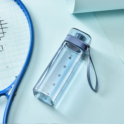 Χρωματιστή πλαστική τετραγωνική μπουκάλι νερού με στεγανοποιημένο κάλυμμα και σχοινί χειριστή