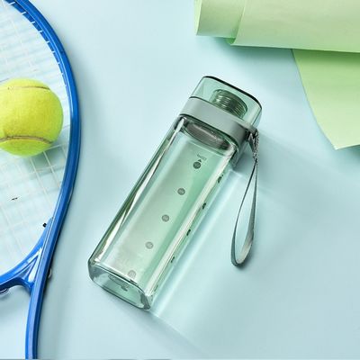 Χρωματιστή πλαστική τετραγωνική μπουκάλι νερού με στεγανοποιημένο κάλυμμα και σχοινί χειριστή