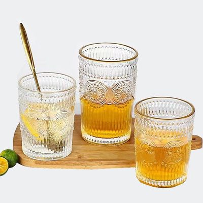 Προσαρμοσμένο πρότυπο 300ml 380ml Ρέτρο ανάγλυφη γυάλινη κούπα με χρυσό περιθώριο και ηλιόφυλλο σχεδιασμό
