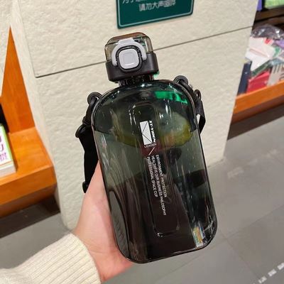 750 ml τετραγωνικό φιαλίδιο καθαρού νερού με λανιάρδο και ελαφρύ καπάκι