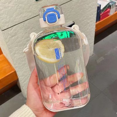 750 ml τετραγωνικό φιαλίδιο καθαρού νερού με λανιάρδο και ελαφρύ καπάκι