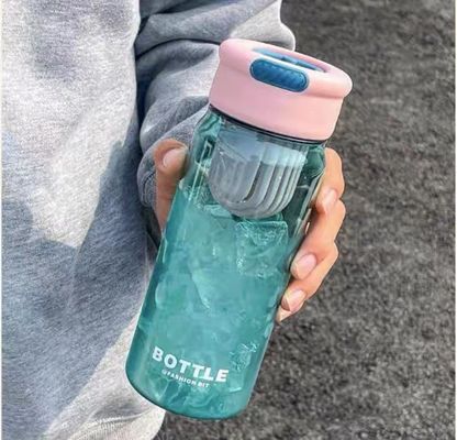 Σύγχρονο σχεδιασμό 650ml PP πλαστικό μπουκάλι νερού με προσαρμοσμένο λογότυπο και διαχωριστή τσαγιού