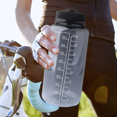 1000 ml Bpa ελεύθερο πλαστικό διαφανές μπουκάλι υγρού νερού με κλίμακα για εξωτερικούς αθλητές