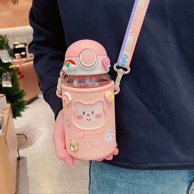 Φορητό 620ml 3D αυτοκόλλητο πλαστικό μπουκάλι νερού Γλυκό μπουκάλι αρκούδα για παιδιά και φοιτητές