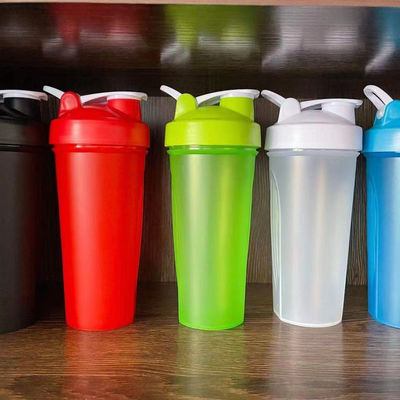 Εφοδιασμένο 700ml Μαύρα ποτά πλαστικά μπουκάλια γυμναστική Bpa δωρεάν εξατομικευμένο Slim Plain γυμναστήριο πρωτεΐνη Shaker μπουκάλι γυμναστήριο φλιτζάνια με λογότυπο