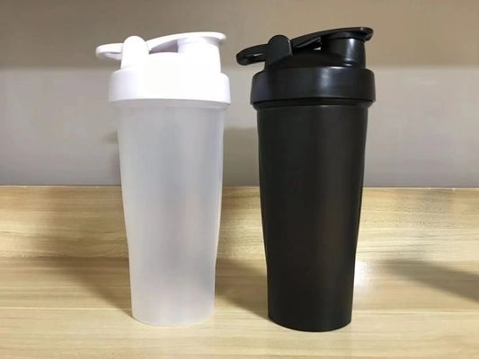 Εφοδιασμένο 700ml Μαύρα ποτά πλαστικά μπουκάλια γυμναστική Bpa δωρεάν εξατομικευμένο Slim Plain γυμναστήριο πρωτεΐνη Shaker μπουκάλι γυμναστήριο φλιτζάνια με λογότυπο