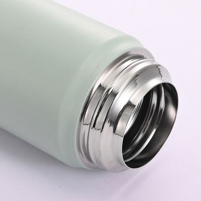 Σύγχρονο στυλ σχεδιασμού 500ml/600ml μπουκάλι νερού από ανοξείδωτο χάλυβα με λαβή σχοινιού