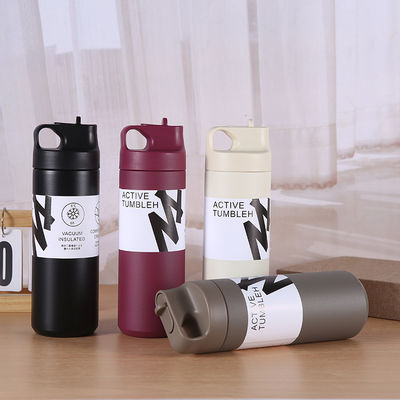 Δύο τοιχοφόρα μπουκάλι νερού με κενό 550 ml χωρητικότητας Απομονωμένα μπουκάλια αθλητισμού με λαβή