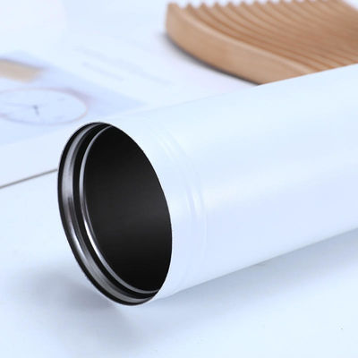 Προσαρμοσμένο χρώμα 750 ml διπλό τοίχωμα θερμό νερό από ανοξείδωτο χάλυβα μπουκάλι με λαβή